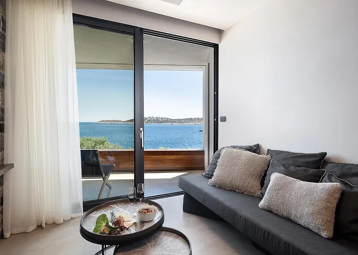 Brand New Luxury Seannamon Suites, Amazing Seaview